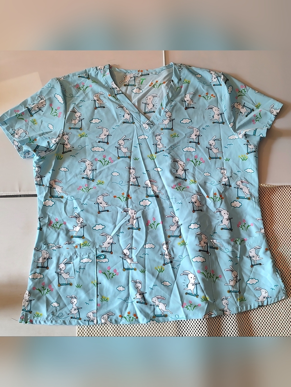 GT Performance Women's Size 2X Scrub Top V-neck  Gently Used Blue Bunny Easter